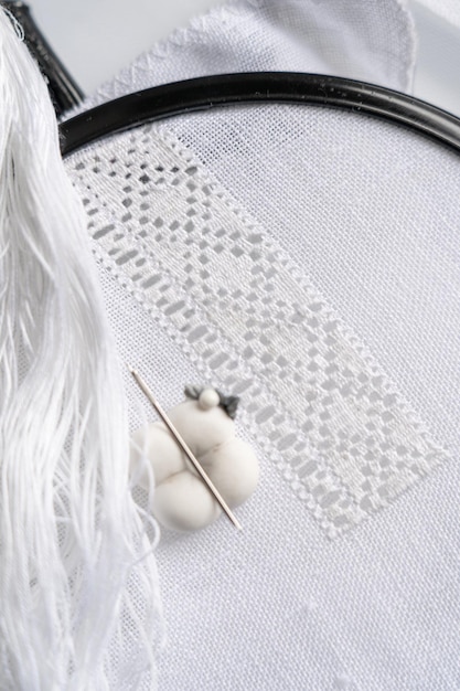 Zbliżenie haftu na lnie