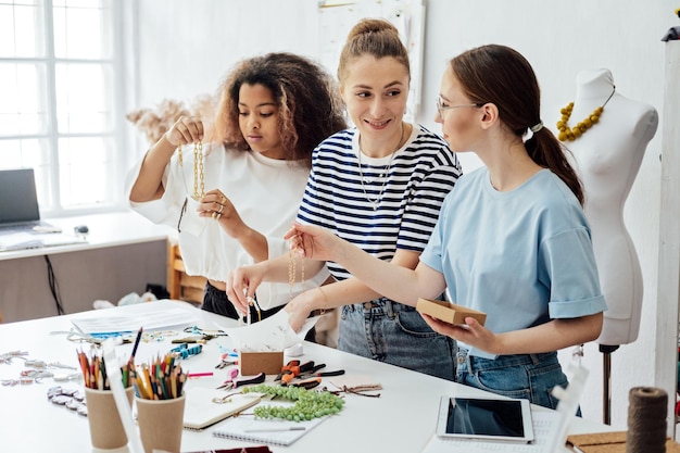 Uczestnicy warsztatów haftu